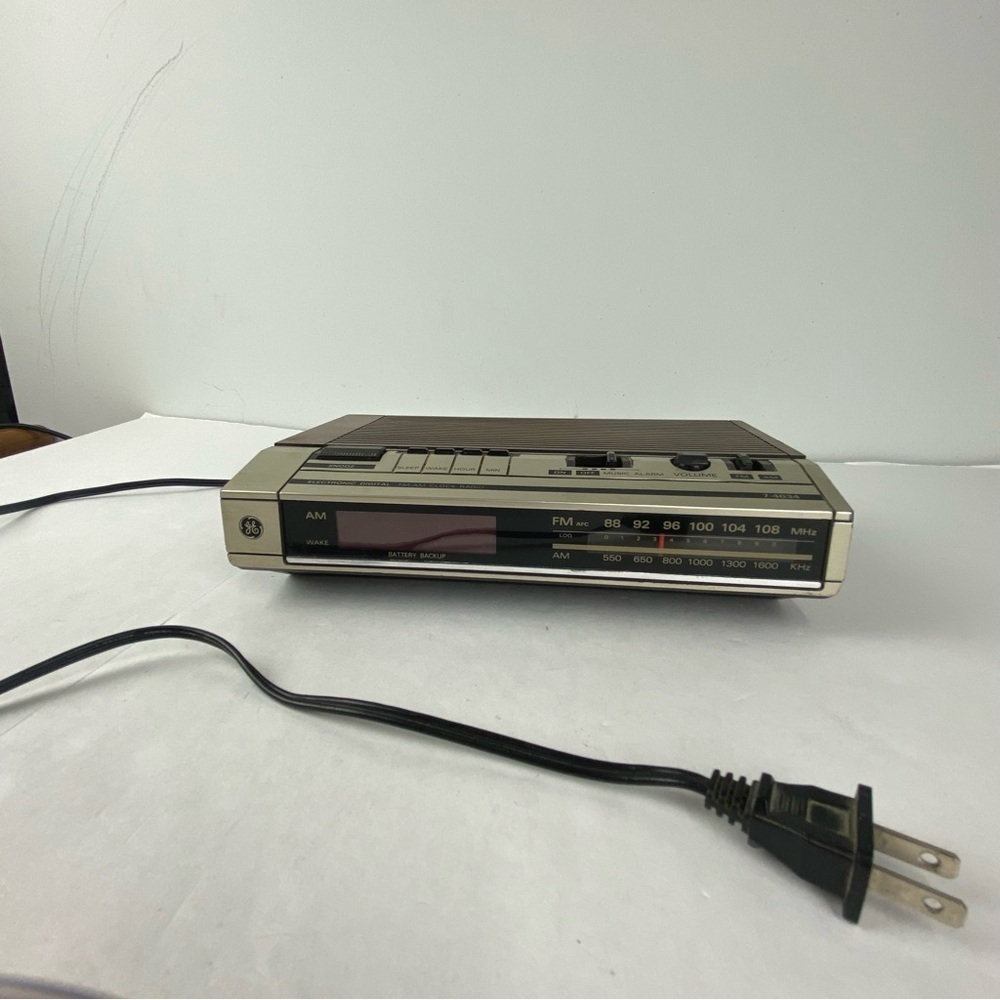 Vintage General Electric GE Digital AM/FM Radio Alarm Clock Model 7-4634B Works